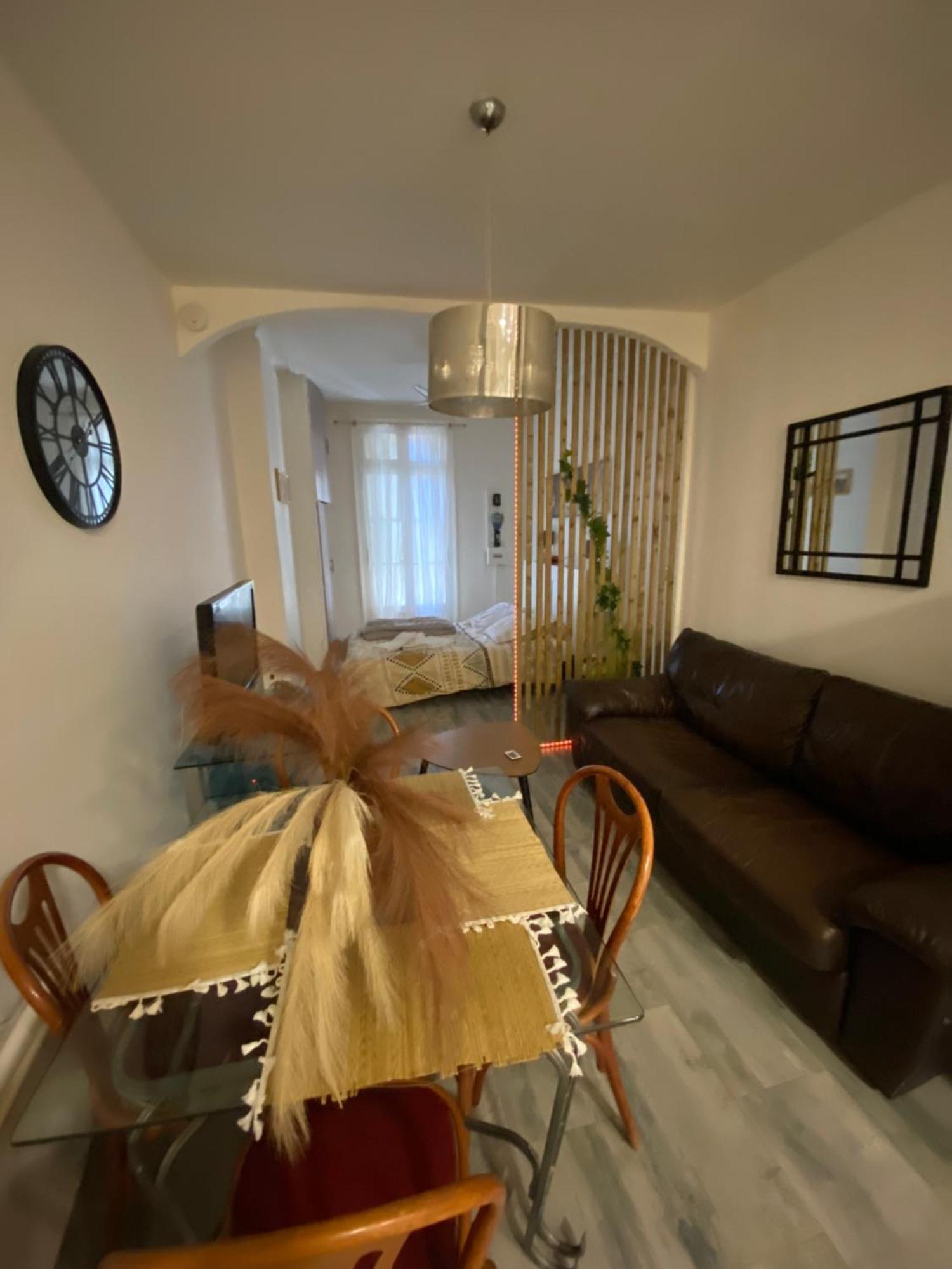 Equipe A 50 Metre De La Gare Et 10 Mn Des Apartment *